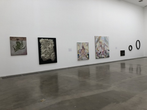 一层左侧李芃澎、姜铮、闫冰作品
一层左侧李芃澎、姜铮、闫冰作品