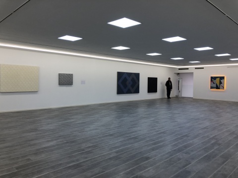 二层展厅左侧作品
二层展厅左侧作品