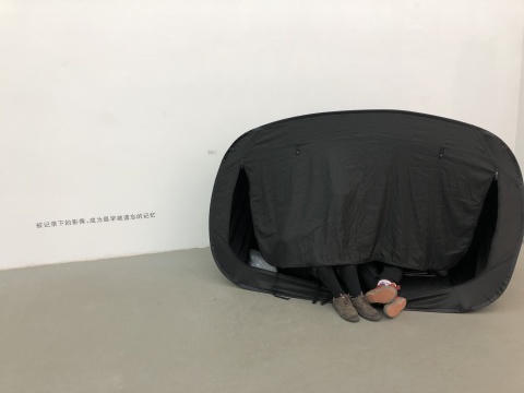 现场观众观看作品
现场观众观看作品