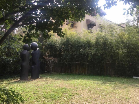 胶囊画廊的小庭院常常成为作品的第一个展示区

