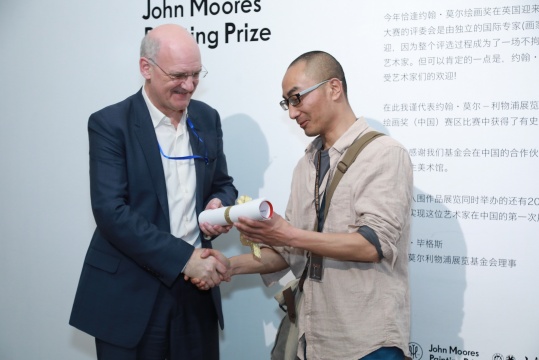 策展人Lewis Biggs为获大奖艺术家 钟学庆 颁奖
策展人Lewis Biggs为获大奖艺术家 钟学庆 颁奖