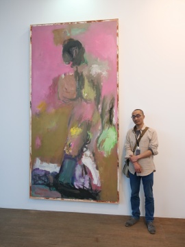 大奖得主钟学庆与作品合影
大奖得主钟学庆与作品合影