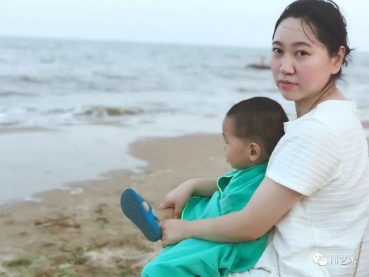 2017年7月9日拍摄于秦皇岛
“有了孩子以后,最害怕的就是他生病,孩子太小还不会表达,但那种痛苦,却比自己生病还要难受。手头的工作也不得不停滞下来,等他完全恢复以后再继续工作。有的时候能挤出来一个小时的时间,也要去画室画上几笔。就是这样见缝插针式的工作方式,拼凑出了一张张作品。”
2017年7月9日拍摄于秦皇岛
“有了孩子以后,最害怕的就是他生病,孩子太小还不会表达,但那种痛苦,却比自己生病还要难受。手头的工作也不得不停滞下来,等他完全恢复以后再继续工作。有的时候能挤出来一个小时的时间,也要去画室画上几笔。就是这样见缝插针式的工作方式,拼凑出了一张张作品。”