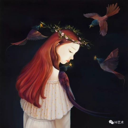 《遗落的那颗星》 120×120cm 布面油画 2017
“我儿子特别喜欢听《小星星》那首歌,我觉得他就是我的一颗小星星,来到了我的身边,陪伴在我左右。鸟儿飞在周围,在夜空下就像小精灵一样,带来美好和温暖。”
《遗落的那颗星》 120×120cm 布面油画 2017
“我儿子特别喜欢听《小星星》那首歌,我觉得他就是我的一颗小星星,来到了我的身边,陪伴在我左右。鸟儿飞在周围,在夜空下就像小精灵一样,带来美好和温暖。”