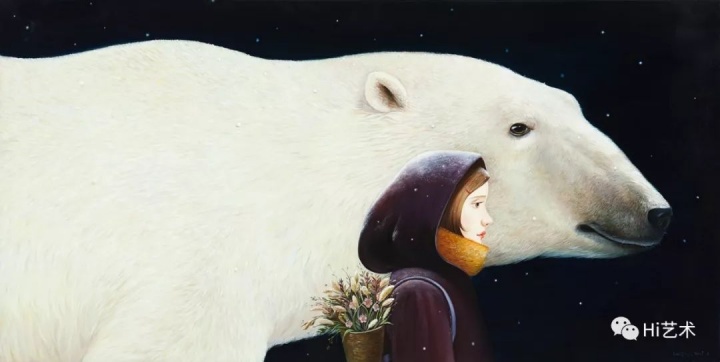 《前方》 50×100cm 布面油画 2017
“我的画儿里有很多女孩和动物在一起的画面。我觉得任何动物在一起,有一种纯真质朴的感觉。在《前方》中,黑色的背景和飘洒的雪花,带来一种神秘感,北极熊引领或者陪伴女孩走向未知的前方,带给她勇气和安全感,。我觉得这个女孩和我很像,就是一直往前走,未来是什么模样我也不知道,但是我总会找到勇气继续前行。”
《前方》 50×100cm 布面油画 2017
“我的画儿里有很多女孩和动物在一起的画面。我觉得任何动物在一起,有一种纯真质朴的感觉。在《前方》中,黑色的背景和飘洒的雪花,带来一种神秘感,北极熊引领或者陪伴女孩走向未知的前方,带给她勇气和安全感,。我觉得这个女孩和我很像,就是一直往前走,未来是什么模样我也不知道,但是我总会找到勇气继续前行。”