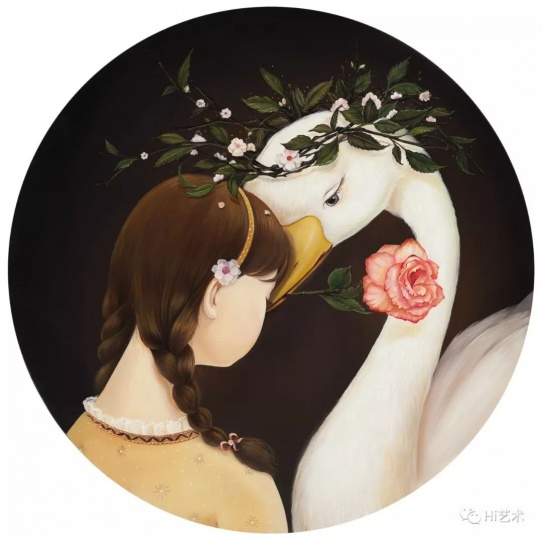 《心事》 D.60cm 布面油画 2016
“我很喜欢画天鹅。我感觉天鹅洁白、纯洁又高贵。在这幅作品里,女孩和天鹅相依在一起,他们好像是亲人、朋友,又好像是恋人,能读懂对方的心事。”
《心事》 D.60cm 布面油画 2016
“我很喜欢画天鹅。我感觉天鹅洁白、纯洁又高贵。在这幅作品里,女孩和天鹅相依在一起,他们好像是亲人、朋友,又好像是恋人,能读懂对方的心事。”