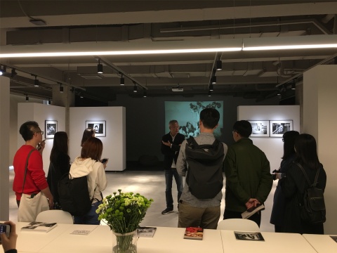 4月9日下午,王珺与媒体朋友导览、交流
4月9日下午,王珺与媒体朋友导览、交流