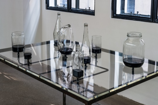 查尔斯·雷《病毒研究》93x137.5x75cm 玻璃、金属、墨水 2018
查尔斯·雷《病毒研究》93x137.5x75cm 玻璃、金属、墨水 2018