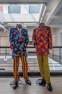 因卡·修尼巴尔 《热情的男人》蜡、印花棉纺织品 152.5x61x61x2cm 1999
