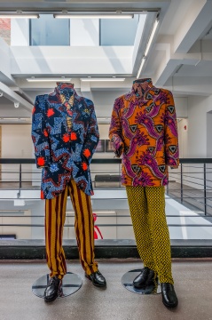 因卡·修尼巴尔 《热情的男人》蜡、印花棉纺织品 152.5x61x61x2cm 1999
因卡·修尼巴尔 《热情的男人》蜡、印花棉纺织品 152.5x61x61x2cm 1999