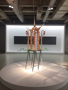 胡柳 《海,2月24日》110×260cm 纸本铅笔 2015、《浪,9月17日》 110×230cm 纸本铅笔 2015(后)
让-米歇尔·奥托涅尔 《独角兽》 194×70×50cm 吹制玻璃和金属 2003(前)
胡柳 《海,2月24日》110×260cm 纸本铅笔 2015、《浪,9月17日》 110×230cm 纸本铅笔 2015(后)
让-米歇尔·奥托涅尔 《独角兽》 194×70×50cm 吹制玻璃和金属 2003(前)