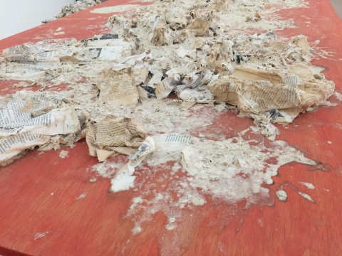 黄永砯 《我们还应当建一座大教堂吗?》 尺寸可变 桌子、凳子、黑白照片和纸浆 1991
黄永砯 《我们还应当建一座大教堂吗?》 尺寸可变 桌子、凳子、黑白照片和纸浆 1991