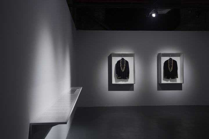 赵赵2015年的作品《西装》:为了美国的展览开幕,赵赵花费十万元买下一件西装激怒了父亲,在母亲看来,只要给她三千元,也能仿制一件一模一样的西装。于是赵赵给母亲支付了三千元,让她采办材料制作西装;同时邀请愤怒的父亲,写篇论文谈论此事。于是就有了这件一家三口都有参与的作品
赵赵2015年的作品《西装》:为了美国的展览开幕,赵赵花费十万元买下一件西装激怒了父亲,在母亲看来,只要给她三千元,也能仿制一件一模一样的西装。于是赵赵给母亲支付了三千元,让她采办材料制作西装;同时邀请愤怒的父亲,写篇论文谈论此事。于是就有了这件一家三口都有参与的作品