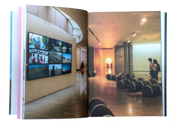 2017日本横滨三年展画册,封面正是赵赵的《塔克拉玛干计划》
2017日本横滨三年展画册,封面正是赵赵的《塔克拉玛干计划》
