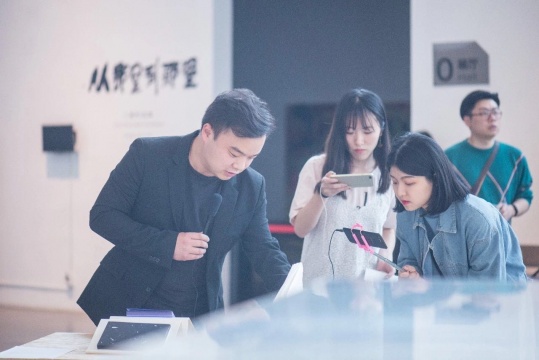 策展人陈瑞现场导览
策展人陈瑞现场导览