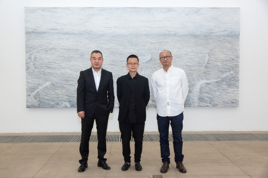 从左至右：孙永增馆长与艺术家杨劲松、策展人冯博一