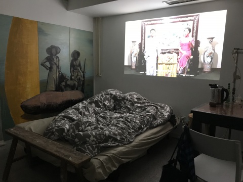 程昱峥将自己的卧室开放出来的同时,在墙上投影出一件时长约为30分钟左右的影像作品《天才》——两位苏州评弹演员以传统说和唱的方式讲述波洛克和他最贵的作品《第五号1948年》的编年成长史——由程昱峥所编写的一个半真半假的故事。
程昱峥将自己的卧室开放出来的同时,在墙上投影出一件时长约为30分钟左右的影像作品《天才》——两位苏州评弹演员以传统说和唱的方式讲述波洛克和他最贵的作品《第五号1948年》的编年成长史——由程昱峥所编写的一个半真半假的故事。