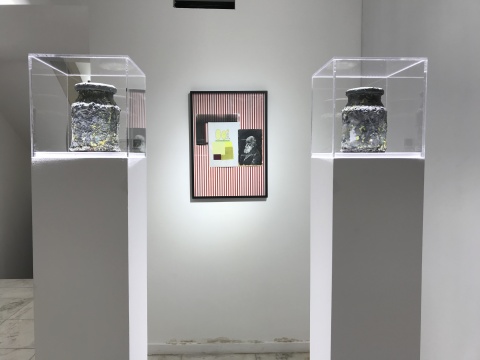 右边的松节油瓶是对左边用了许多年的现成品松节油瓶的临摹
右边的松节油瓶是对左边用了许多年的现成品松节油瓶的临摹