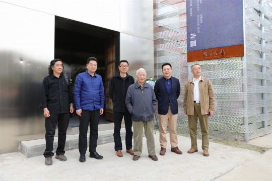 “立木——妥木斯艺术展”展览现场的嘉宾,左二起:李大钧、学术主持王鲁湘、艺术家妥木斯、雅达国际董事长蒋建宁、艺术家戴士和
“立木——妥木斯艺术展”展览现场的嘉宾,左二起:李大钧、学术主持王鲁湘、艺术家妥木斯、雅达国际董事长蒋建宁、艺术家戴士和