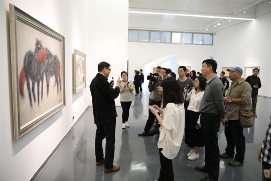 学术主王鲁湘在展览现场进行导览
学术主王鲁湘在展览现场进行导览