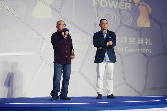 第十一届中国艺术权力榜重量级奖项“年度艺术家”大奖被观唐文化董事长李保刚先生(右)颁发给了著名艺术家萧昱
第十一届中国艺术权力榜重量级奖项“年度艺术家”大奖被观唐文化董事长李保刚先生(右)颁发给了著名艺术家萧昱