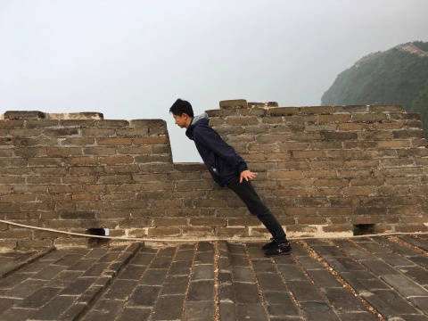 李钢的行为摄影《稍息》
李钢的行为摄影《稍息》