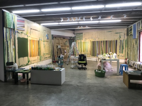 北京现在画廊二层的空间，艺术家还原了自己的工作室
