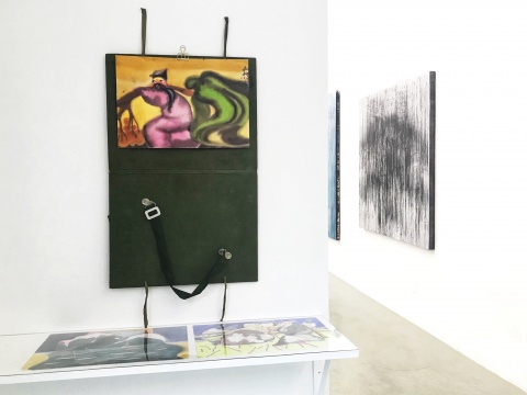 展览以张懿的纸上彩墨《扛柳》中的茅山道士的形象开始
展览以张懿的纸上彩墨《扛柳》中的茅山道士的形象开始