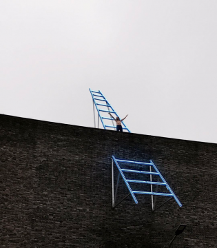 艺术家Jiri David 登上天台
