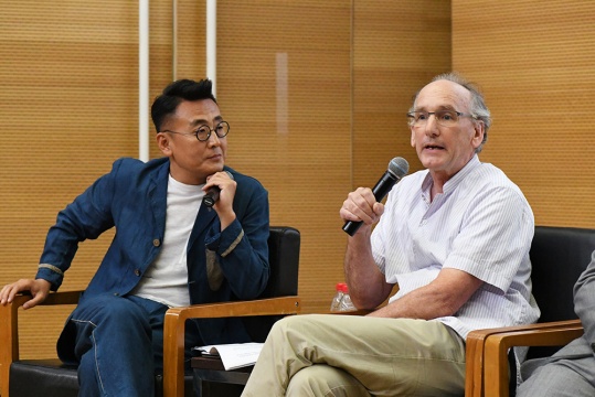 中国古家具收藏家、研究学者柯惕思发言
中国古家具收藏家、研究学者柯惕思发言