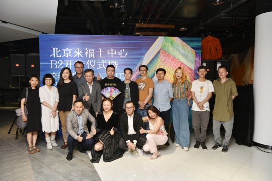 艺术家与嘉宾合影
艺术家与嘉宾合影