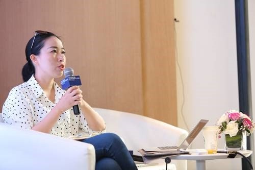 魏颖在“作为未来材料的红茶菌”微生物艺术工作坊现场
魏颖在“作为未来材料的红茶菌”微生物艺术工作坊现场
