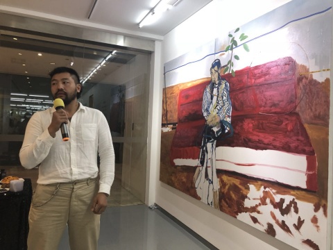 艺术家郑皓中进行作品导览
艺术家郑皓中进行作品导览