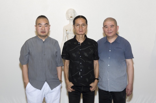 从左至右：白盒子艺术馆馆长孙永增、艺术家邓箭今、策展人冀少峰
