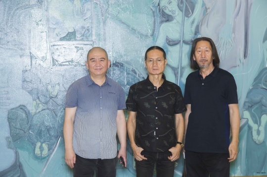 展览现场：冀少峰（左一）、邓箭今（中）、艺术家王广义
