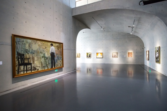 展览现场，左手边为陈逸飞完成于1978年的《踱步》
