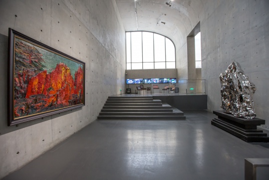 展览现场,尹朝阳的作品和展望的雕塑完美呼应
展览现场,尹朝阳的作品和展望的雕塑完美呼应