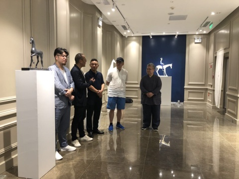 会空间艺术总监艾海(左一),艺术家谭勋(左二),艺术家于凡(右二),会空间老板陶伟光(右一)于开幕式上合影
会空间艺术总监艾海(左一),艺术家谭勋(左二),艺术家于凡(右二),会空间老板陶伟光(右一)于开幕式上合影