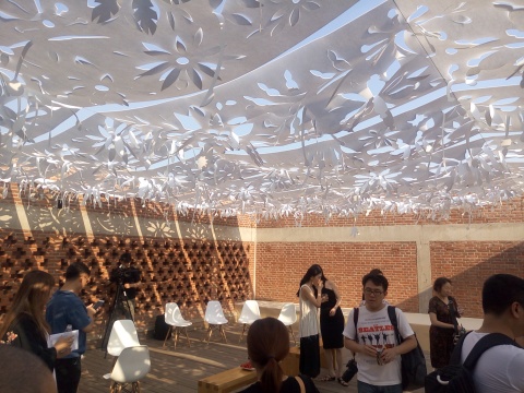 泰康空间三层露台丁威娜作品《仲夏花园》
泰康空间三层露台丁威娜作品《仲夏花园》