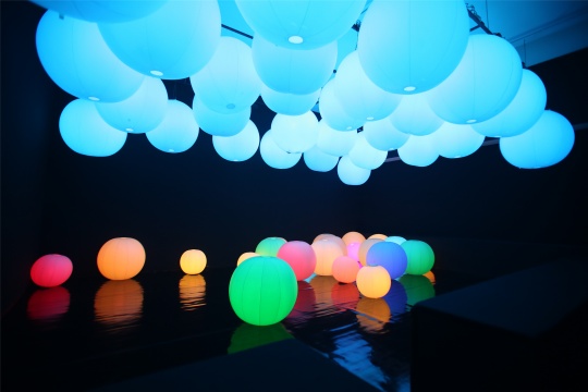 「光球管弦乐团 」用全身去接触大小不同的球体，让空间的颜色发生变化并创造出美妙动听的旋律。
