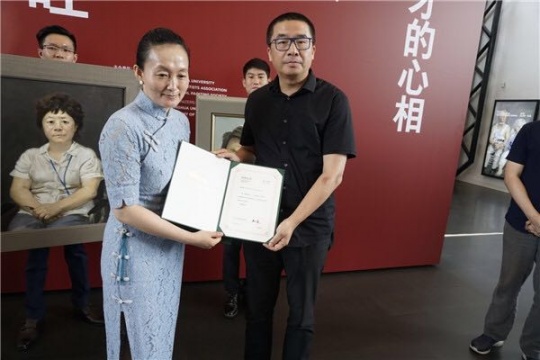 忻东旺夫人张宏芳代表艺术家向清华大学艺术博物馆捐赠2件油画作品
