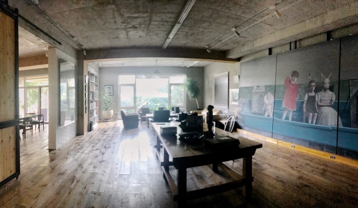 他在将台西路的工作室一层,摆着刚刚从年初布拉格展览上回来的去年创作的一件6米的大尺幅作品
他在将台西路的工作室一层,摆着刚刚从年初布拉格展览上回来的去年创作的一件6米的大尺幅作品