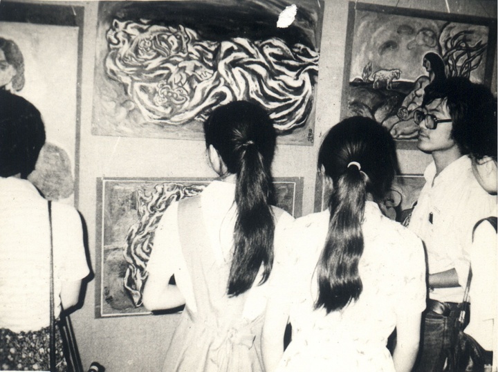1985年，参展上海市静安区文化馆自费举办的第一届“新具象”展览现场
