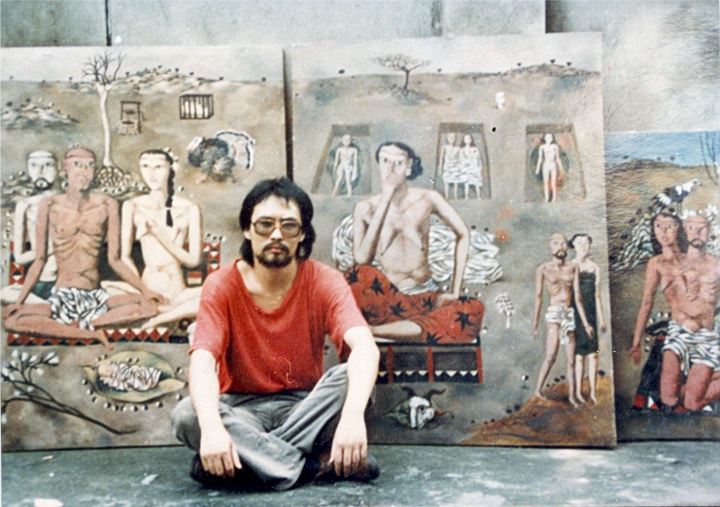 1988年,张晓刚于成都,背景是是刚刚创作完成的三联布面油画《生生息息之爱》
1988年,张晓刚于成都,背景是是刚刚创作完成的三联布面油画《生生息息之爱》