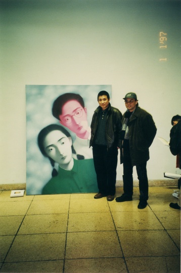 1997年1月1日张晓刚与策展人黄专在“首届当代艺术学术邀请展1996—1997”展览现场
