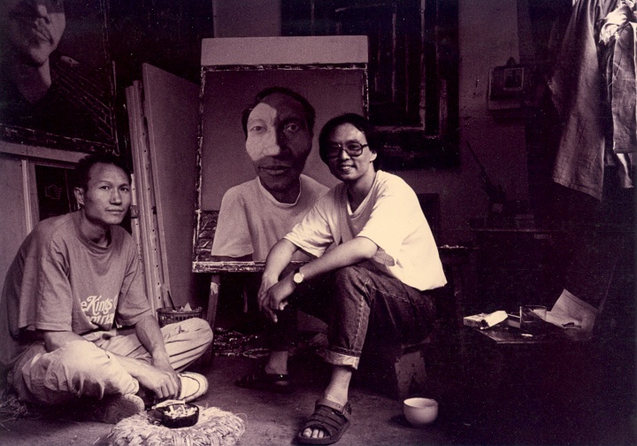 1993年，张晓刚在昆明借毛旭辉的工作室画出了最早的一批肖像系列，算是后来“大家庭”系列的铺垫
