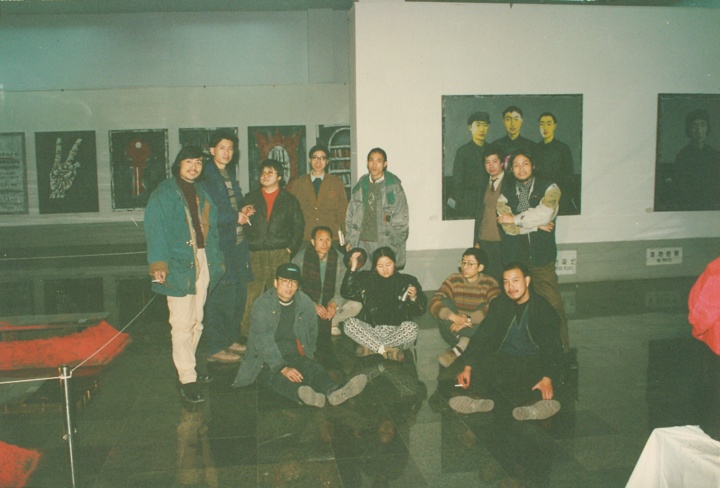 1993年，张晓刚与朋友们成都四川美术馆“九十年代的中国美术：中国经验”展，“大家庭”的雏形开始出现
