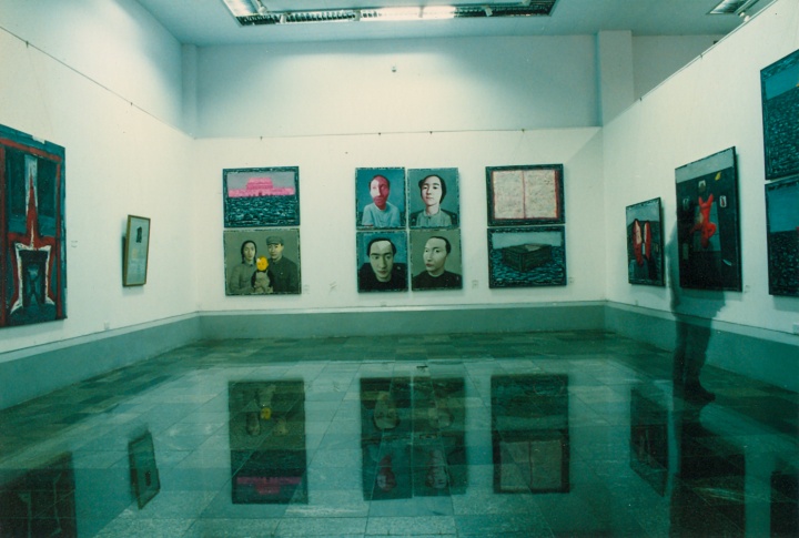 1993年，张晓刚与朋友们成都四川美术馆“九十年代的中国美术：中国经验”展，“大家庭”的雏形开始出现
