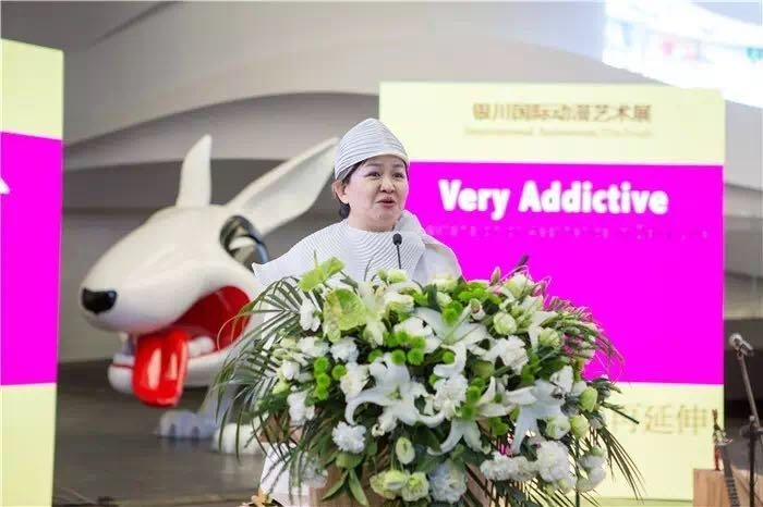 2017年,银川当代美术馆首次动漫展“非常上瘾 —— 日常生活美学的再延伸”开幕式上的谢素贞
2017年,银川当代美术馆首次动漫展“非常上瘾 —— 日常生活美学的再延伸”开幕式上的谢素贞