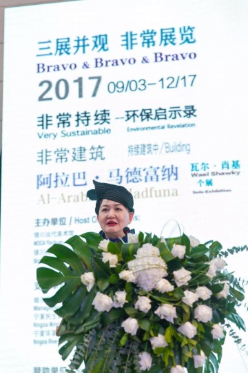 四年半的时间,谢素贞在银川当代美术馆主持了18场展览,上图为2017年谢素贞主持“非常”系列展览开幕
四年半的时间,谢素贞在银川当代美术馆主持了18场展览,上图为2017年谢素贞主持“非常”系列展览开幕